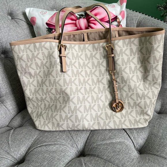 Michael Kors Logo Tote - Picture 3 of 15